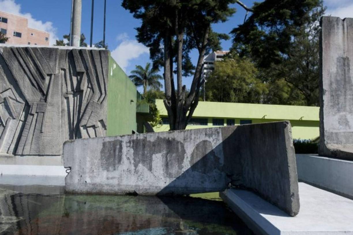 Los restos del muro de Berlín se encuentran dispersos en 146 lugares de más de 70 países, donde se exponen como símbolo de la inhumanidad del régimen comunista o como homenaje a la lucha por la libertad. En Guatemala se mantienen expuestos en la capital de ese país.