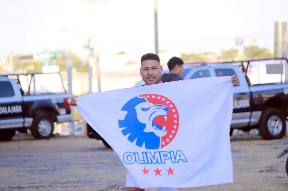Un hincha del Olimpia con una bandera del León en el estadio Jalisco de Guadalajara.