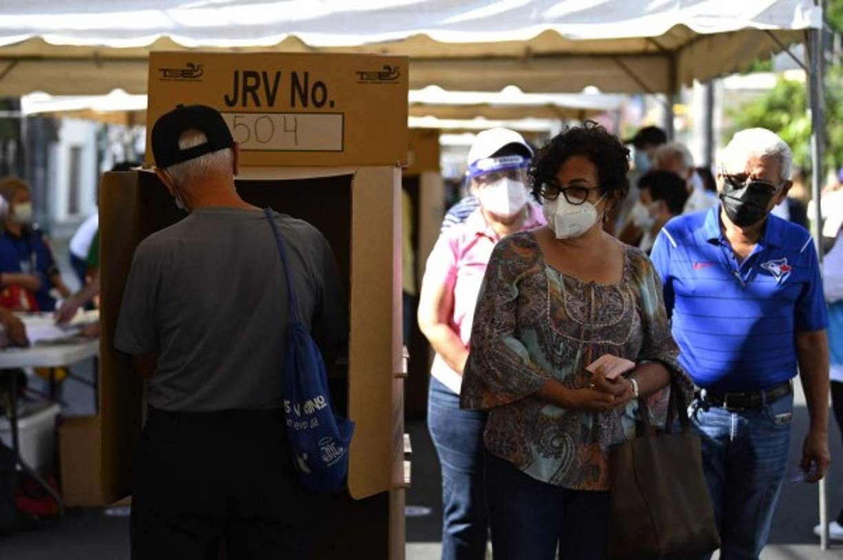 La Policía y personal acreditado por el Tribunal Electoral controlan el acceso a los centros de votación y verifican que todos reciban alcohol en gel en sus manos antes de sufragar. Foto AFP