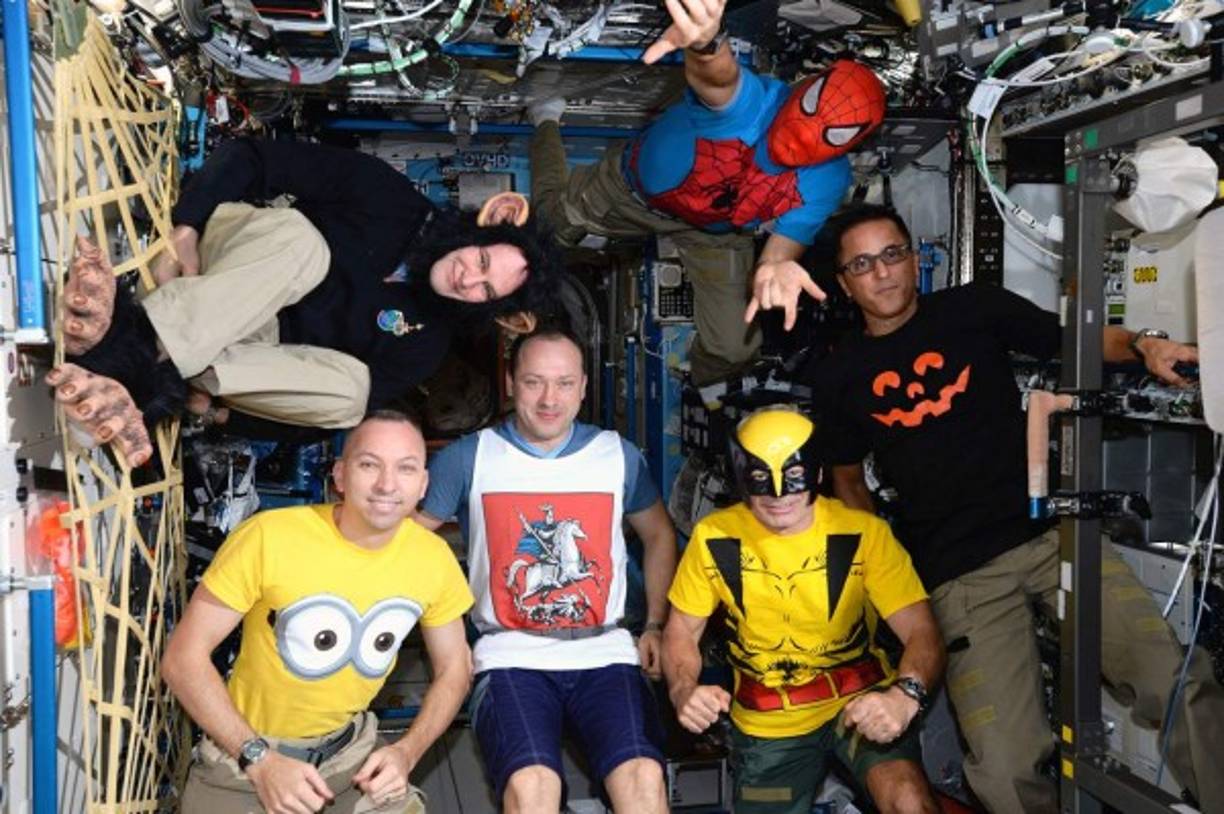'Nadie quiere ser un astronauta en Halloween', indicó la Agencia Espacial Europea (ESA) en una foto que muestra a sus seis integrantes disfrazados.