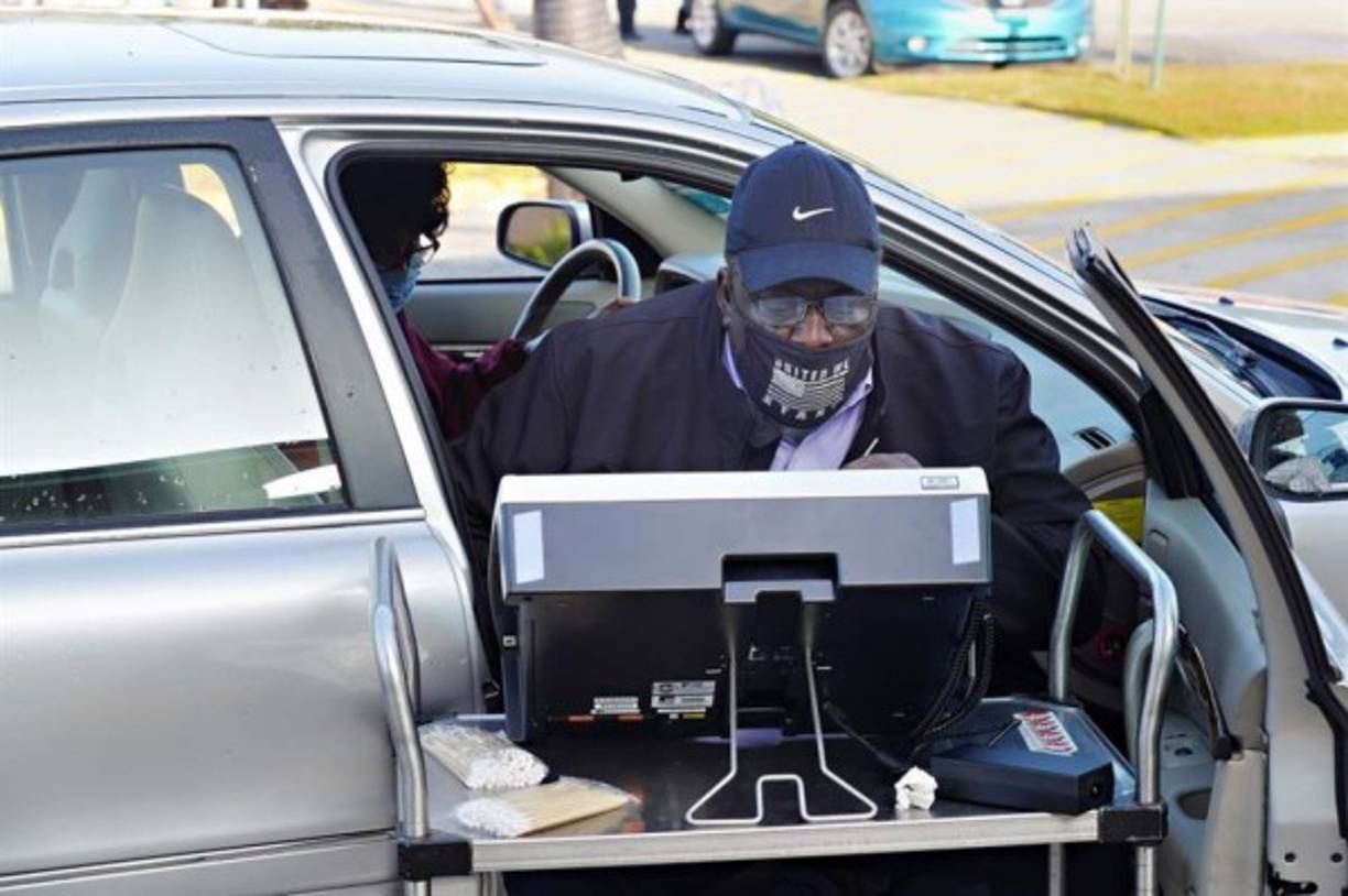 Algunos centros de votación habilitaron urnas móviles para que los residentes pudiesen sufragar desde su vehículo.