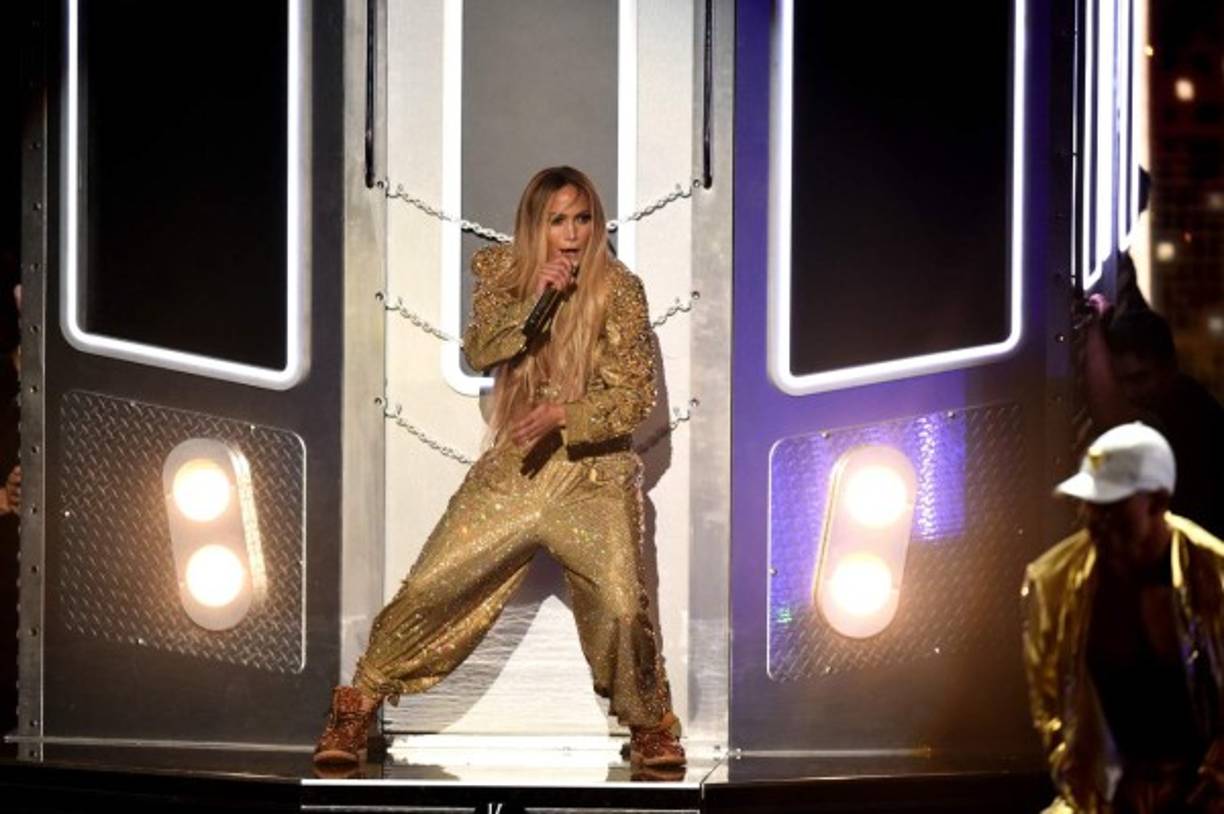 López concluyó la actuación con 'Jenny From the Block', el remix de 'I'm Real' con Ja Rule y su último sencillo 'Dinero' con una chaqueta y un jumpsuit decorados con cristales de Swarovski.