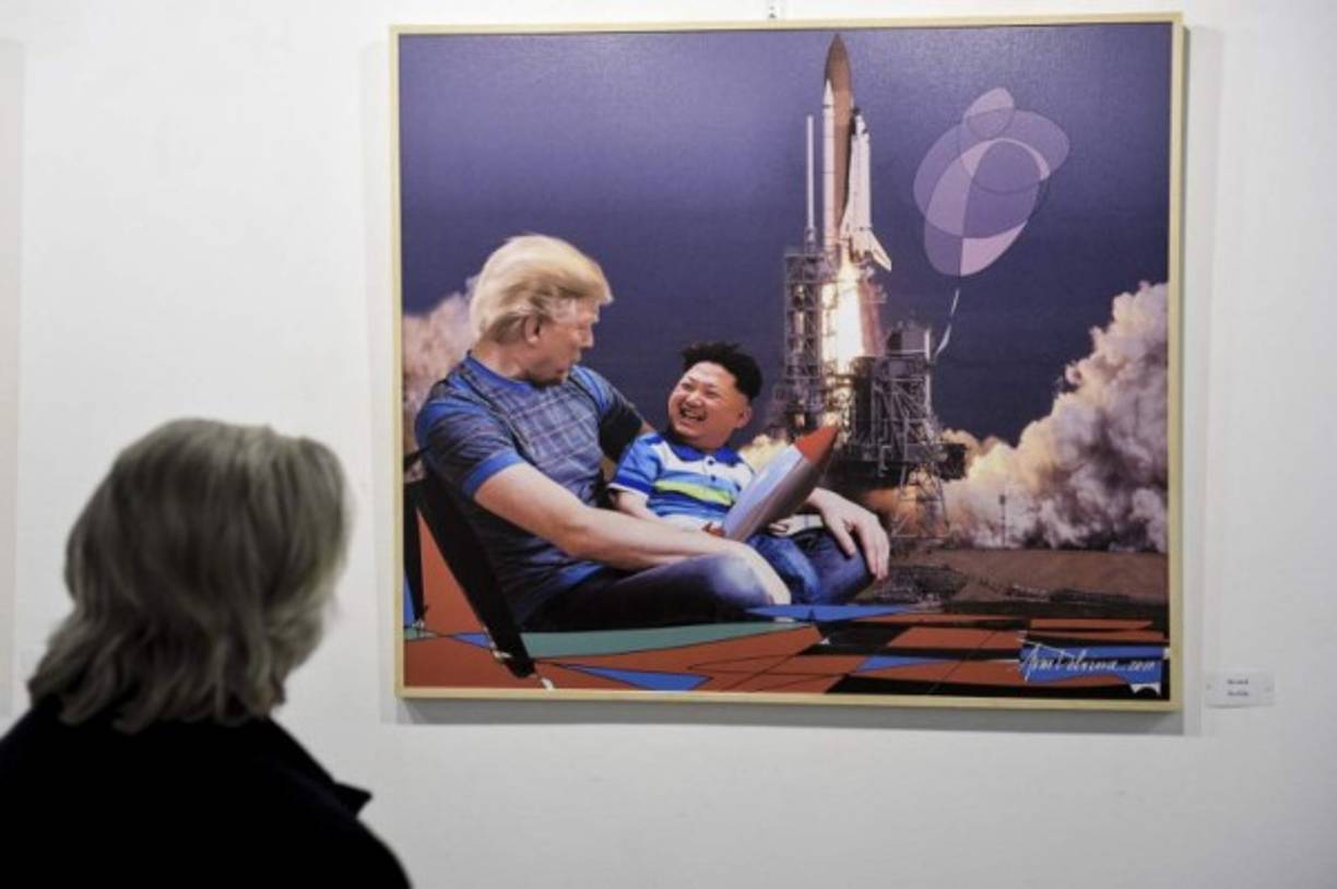 Una de las joyas de la exposición muestra una relación que traspasa la amistad entre Trump y un niño que ríe en su regazo mientras juega con un cohete: el dictador de Corea del Norte, Kim Jong-un. Al fondo, un misil nuclear acaba de despegar.