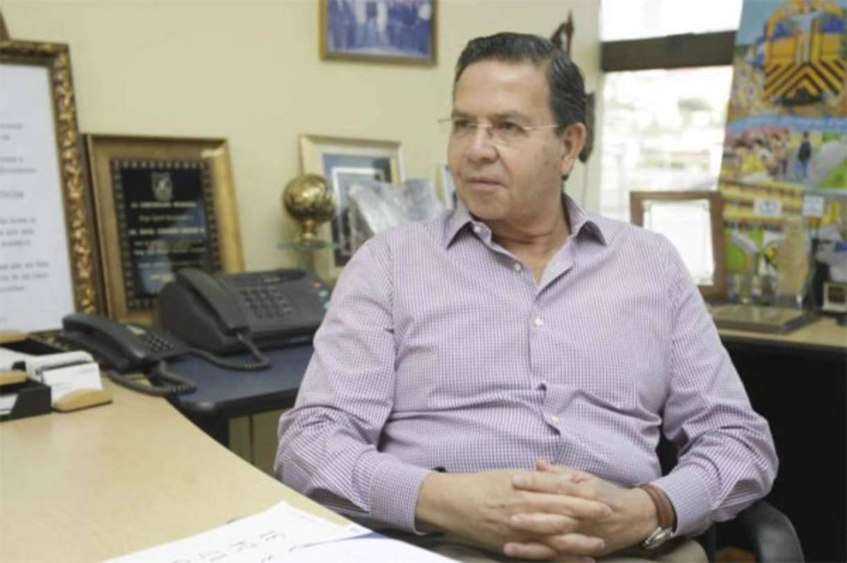Y el último es Rafael Leonardo Callejas, el expresidente de Honduras y de la Fenafuth ha sido selañado de fraude, soborno y lavado de activos.