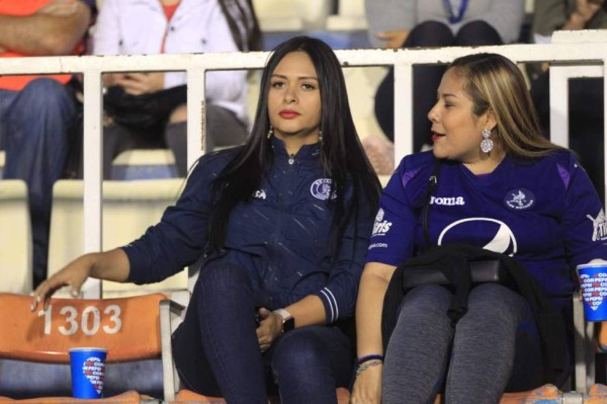 Dos aficionadas del Motagua que celebraron la victoria del Ciclón ante Real España.