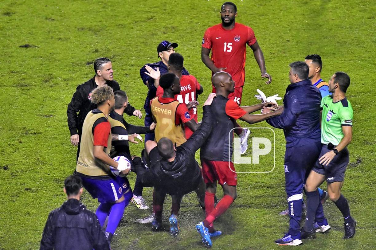 Diego Vázquez y John Herdman, entrenador de Canadá, protagonizaron una pelea tras el pitazo final del partido.