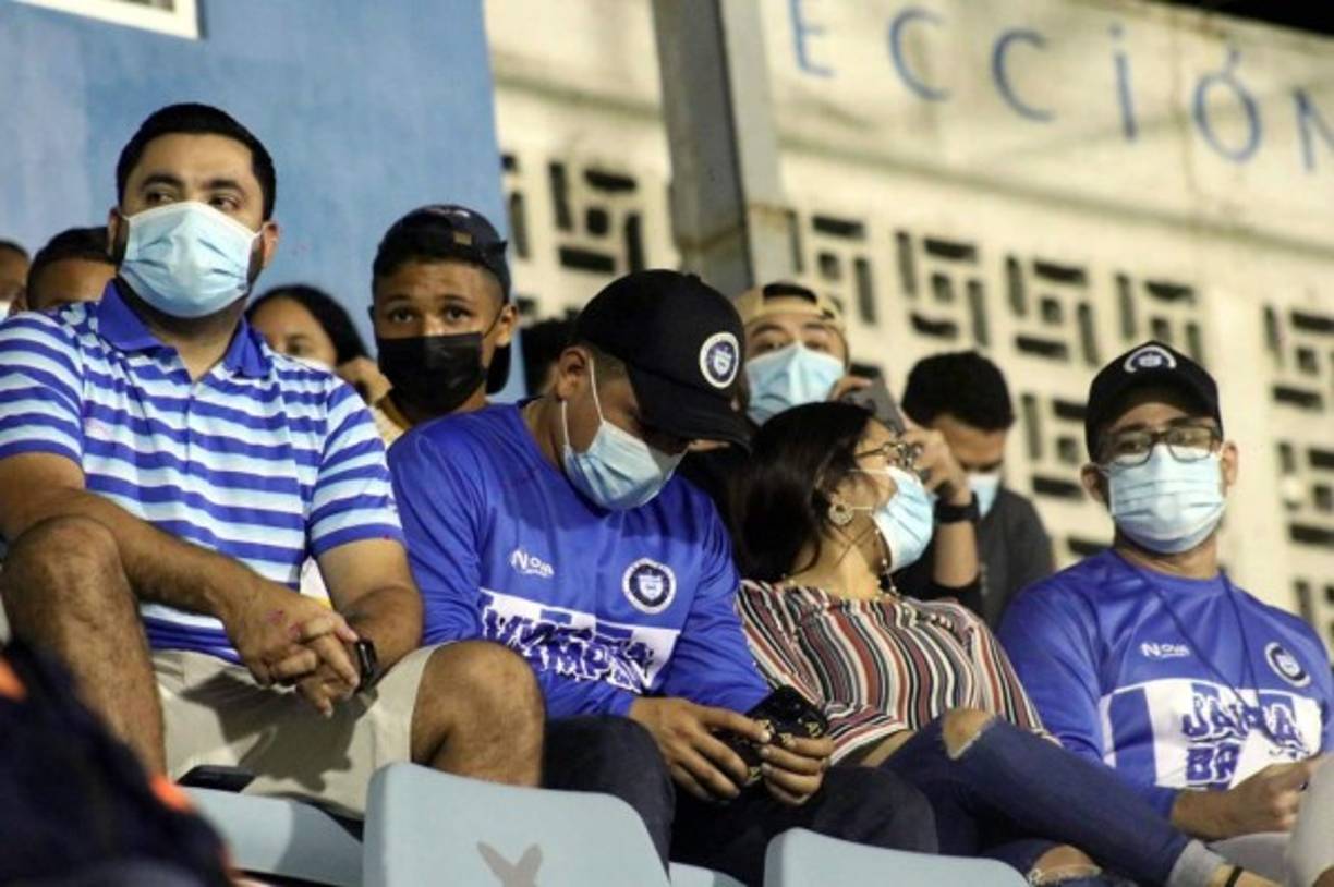 Aficionados del Victoria volvieron al estadio Municipal Ceibeño para apoyar a su equipo en su regreso en la Liga Nacional en el partido contra el Motagua.