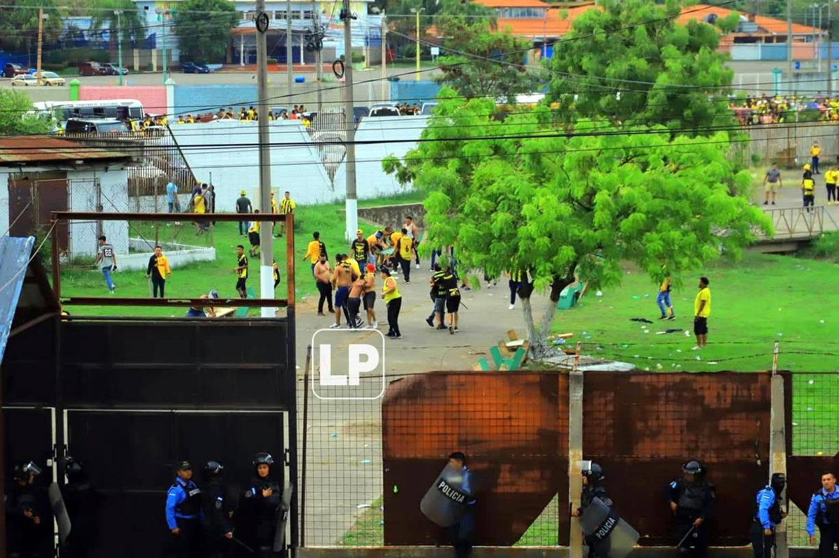 En las afueras del estadio Olímpico también hubo relajo con aficionados del Real España.