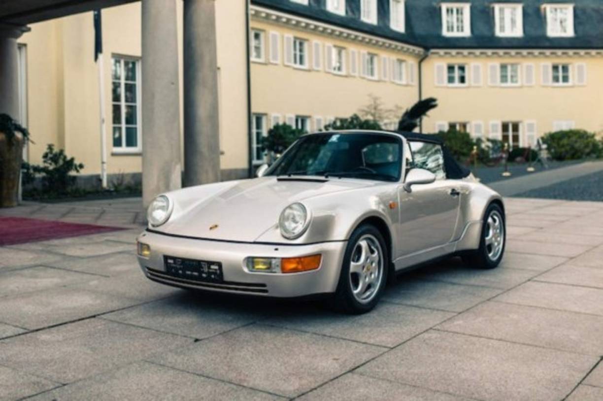 El Porsche 911 convertible 964, fue el coche de lujo en el que se movió desde su arribo a España el astro argentino Diego Maradona.