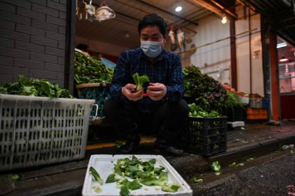 Los trabajadores de los mercados que han reabierto sus puertas deben ser examinados por trabajadores de la salud diariamente. Los inspeccionan y les toman la temperatura.