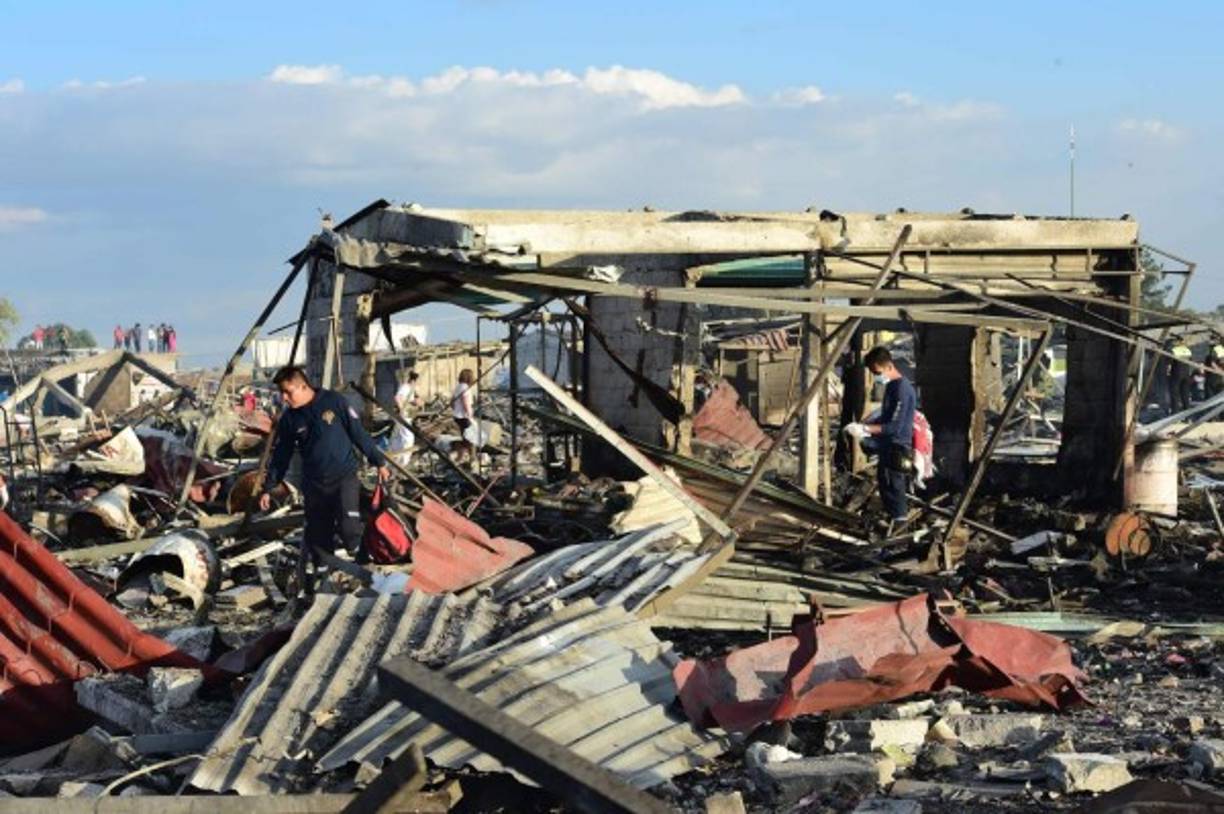 La explosión en este mercado, conocido como San Pablito y localizado en Tultepec, se registró en momentos en que había gran actividad con gente comprando fuegos artificiales para las fiestas decembrinas. AFP