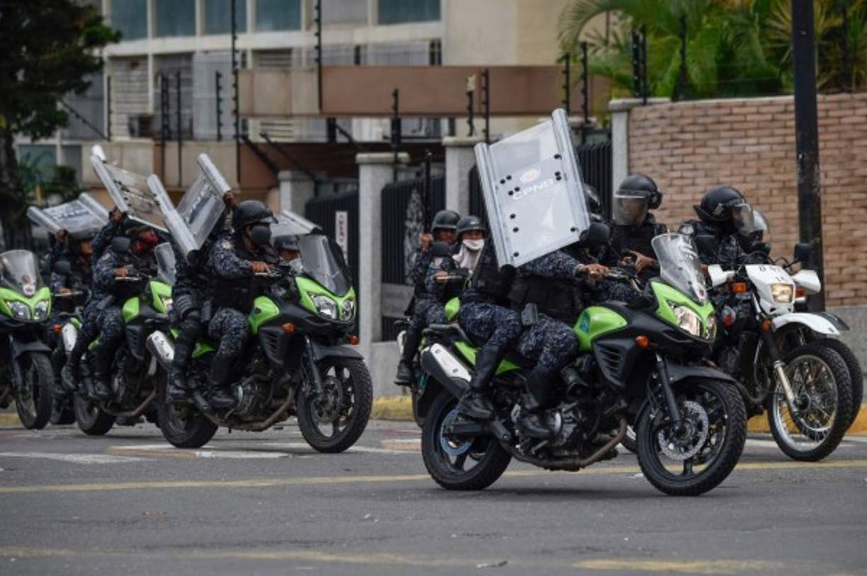 Protestas y saqueos registrados entre la noche del martes y la madrugada del miércoles dejaron un muerto en la barriada caraqueña de Catia y cinco más en el estado Bolívar (sur), según la ONG Observatorio de Conflictividad Social.