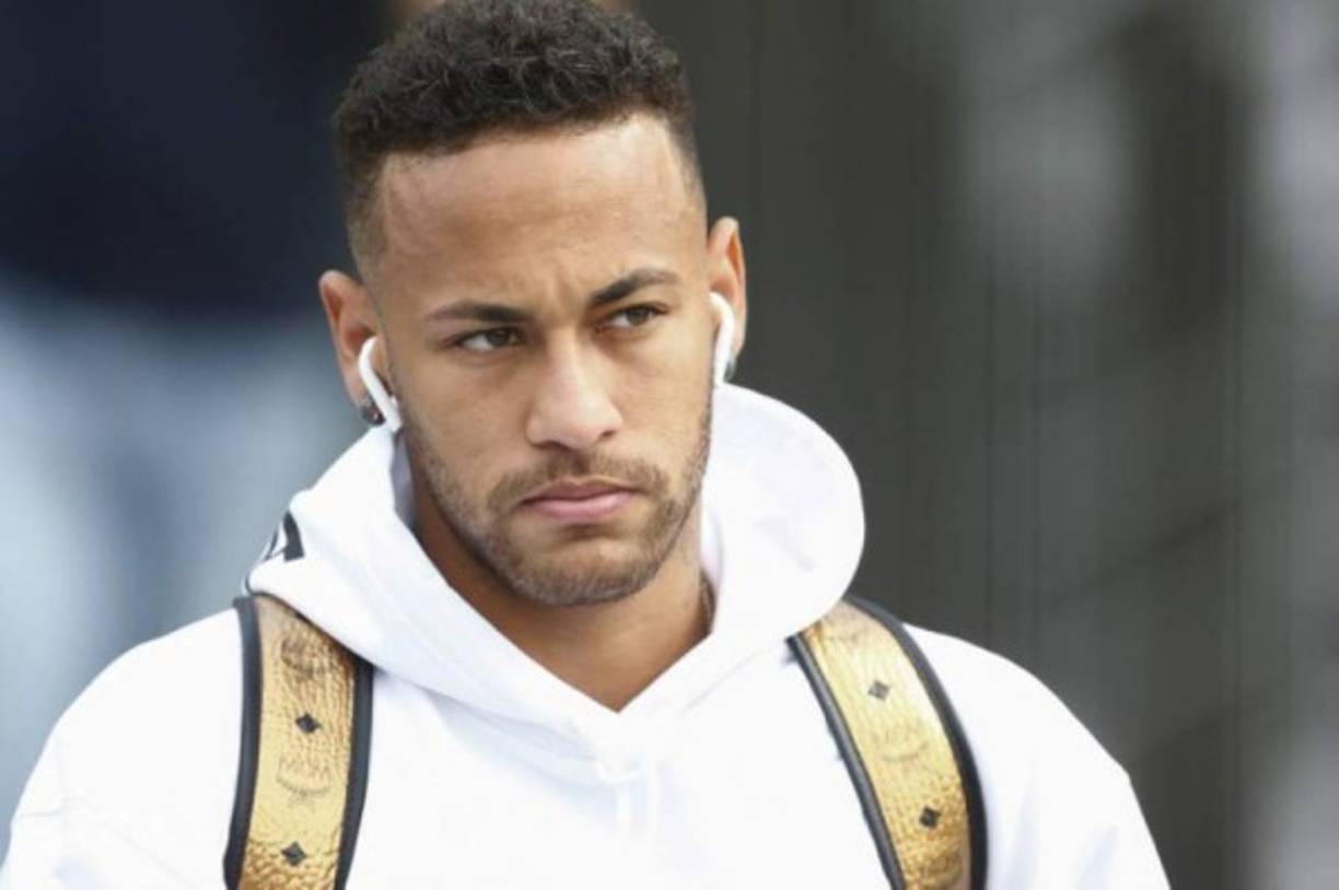 Neymar: El delantero brasileño rompió el silencio y habló sobre los rumores que lo colocan en el Real Madrid: 'Tengo contrato en vigor con el PSG y me quedo en París', ha dicho dejando claro que jugará en la Liga de Francia.