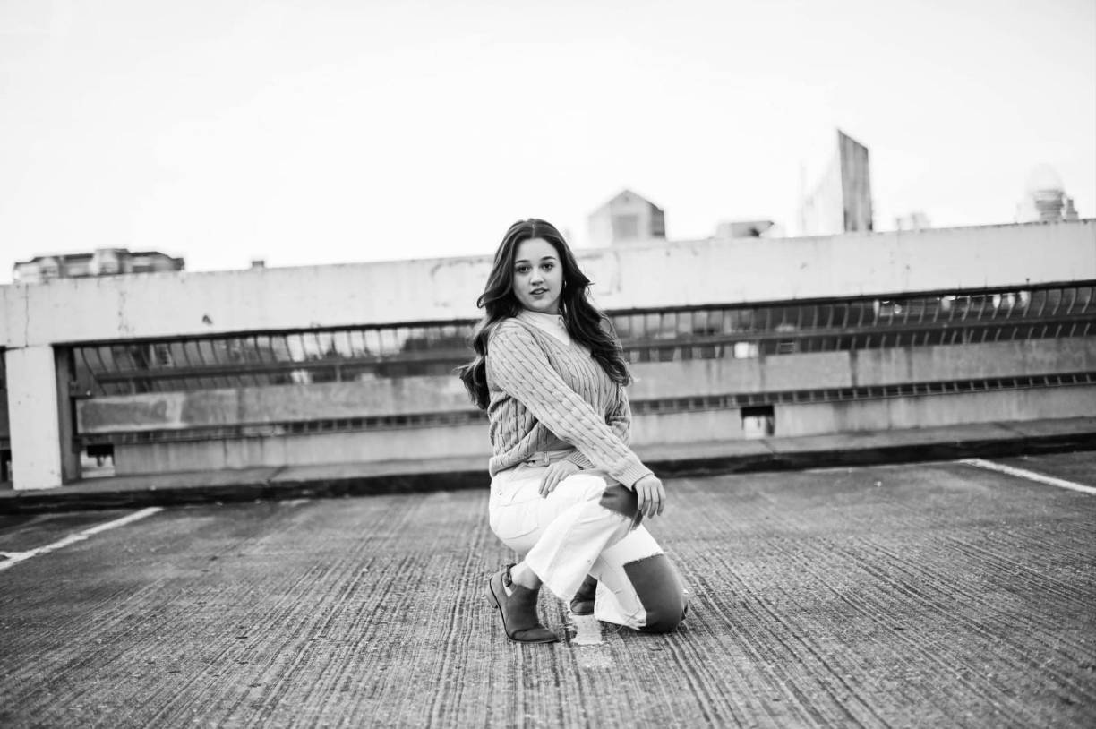 La llanta que se desprendió del camión impactó en el parabrisas del vehículo que conducía Lauren Collins, según una publicación del nypost.com.