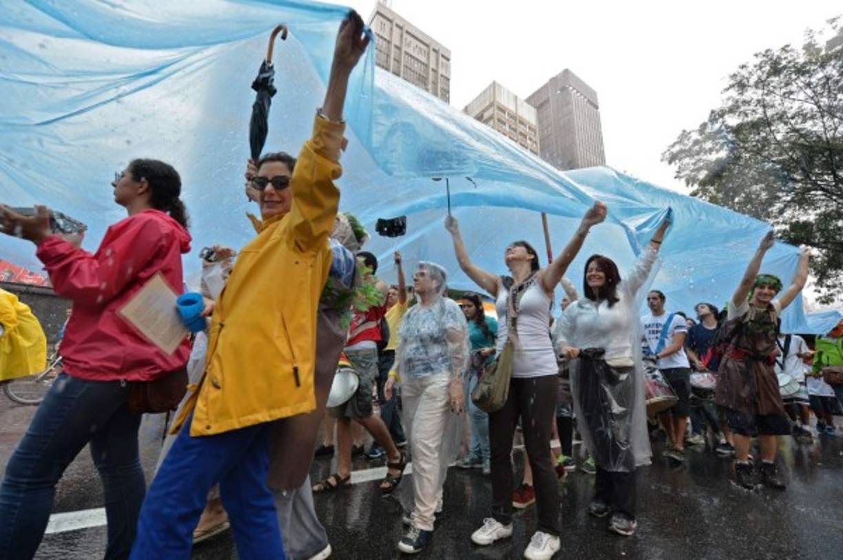 A pesar de la lluvia, los parisinos salieron a las calles para manifestarse.