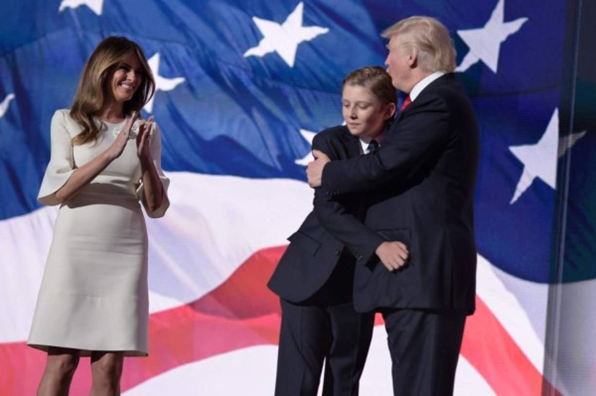 US President Donald Trump walks with First Lady Melania Trump and their son Barron as they return to the White House after a weekend in Bedminster on August 16, 2020 in Washington, DC. (Photo by Eric BARADAT / AFP)