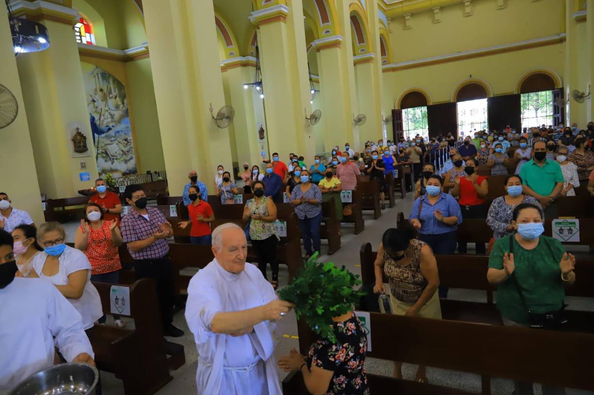 Misa de Domingo de Resurrección en San Pedro Sula. Fotografía: La Prensa / Melvin Cubas. 