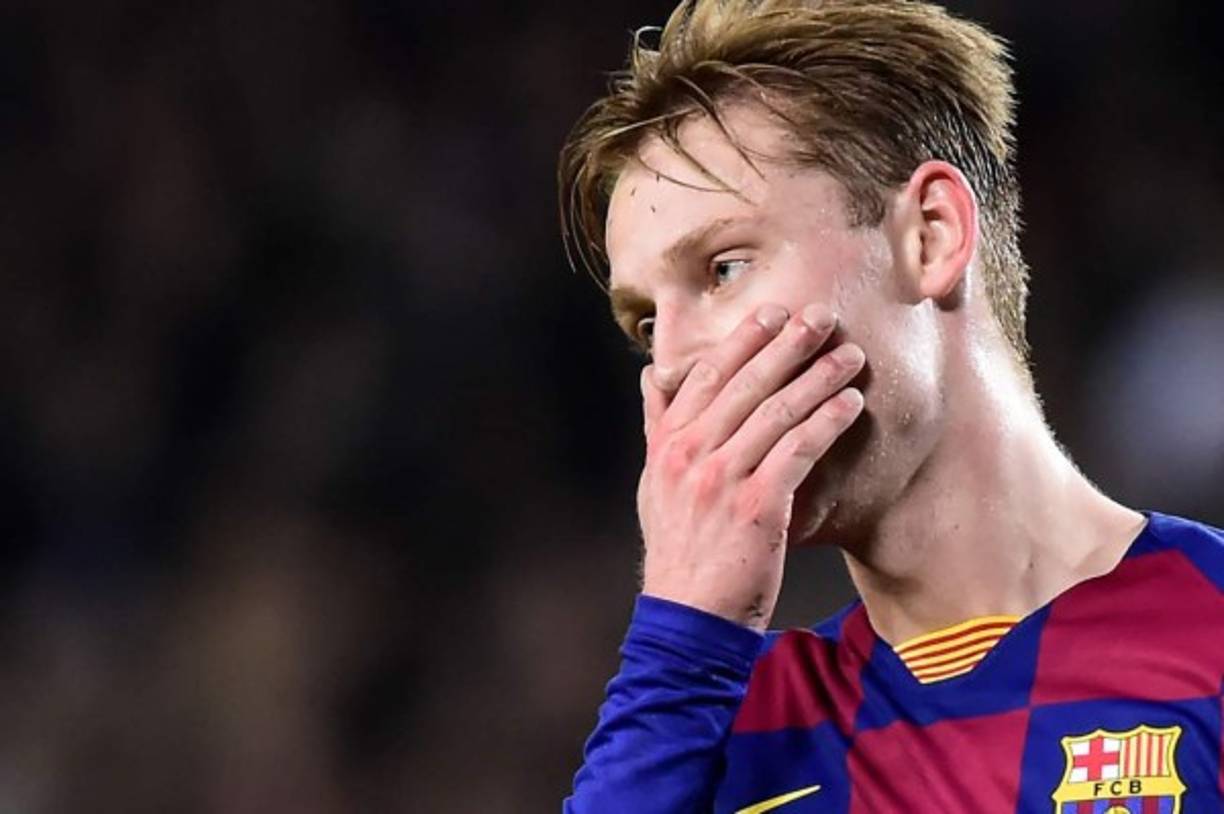 Frenkie de Jong se lamenta al final del partido.