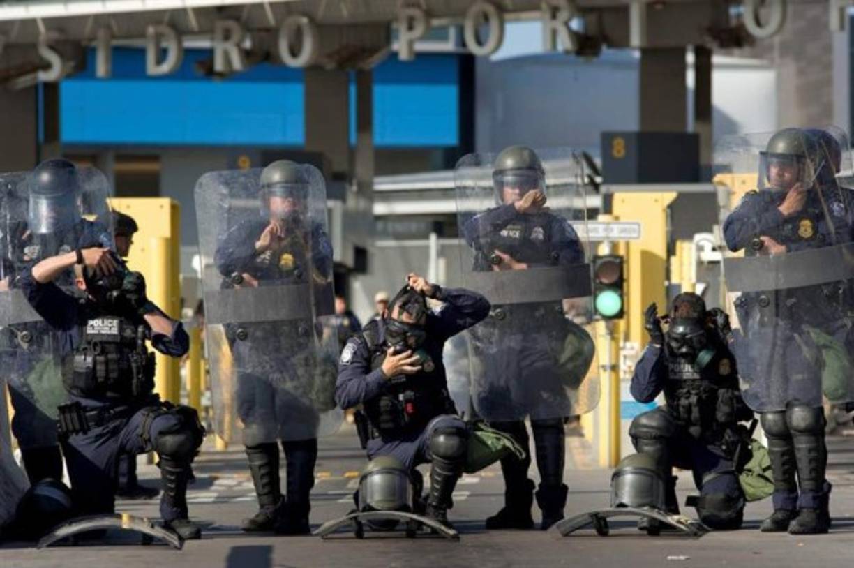 El papel de las tropas se ha reducido a apoyar las tareas de vigilancia mientras que las intervenciones frente a los intentos de los migrantes de entrar a la fuerza a territorio estadounidense han quedado en manos de los agentes fronterizos, que han empleado gas lacrimógeno dos veces desde noviembre para repelerlos.