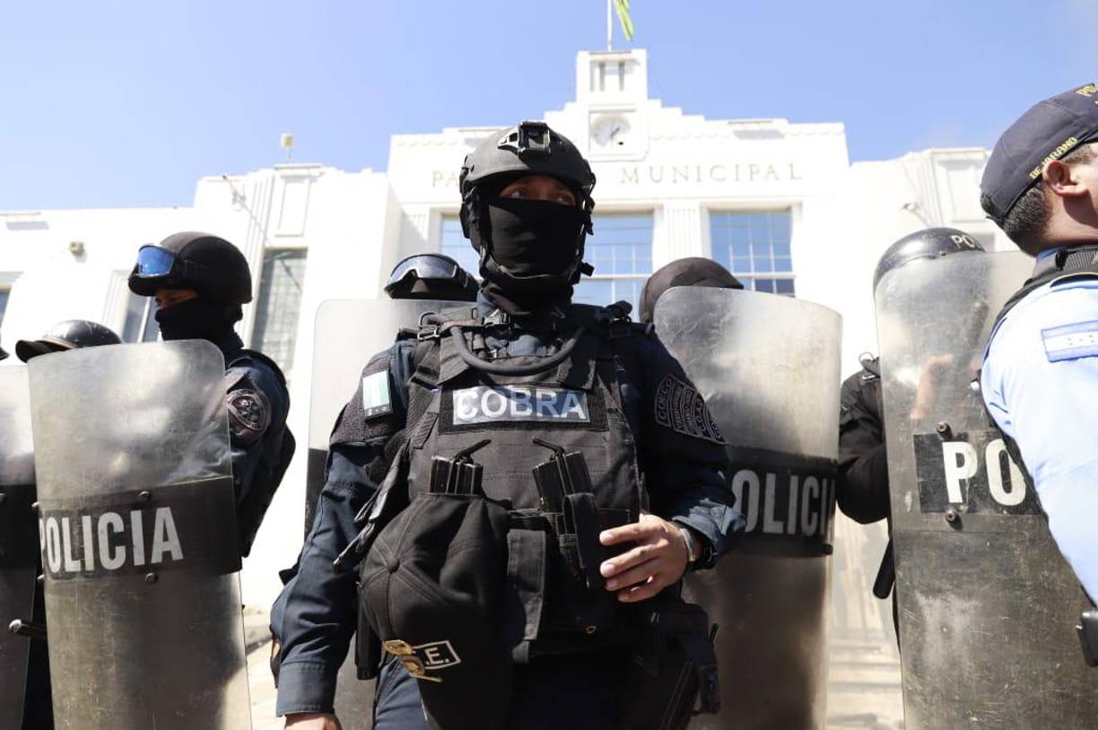 Agentes Cobras también se sumaron a las labores de seguridad.