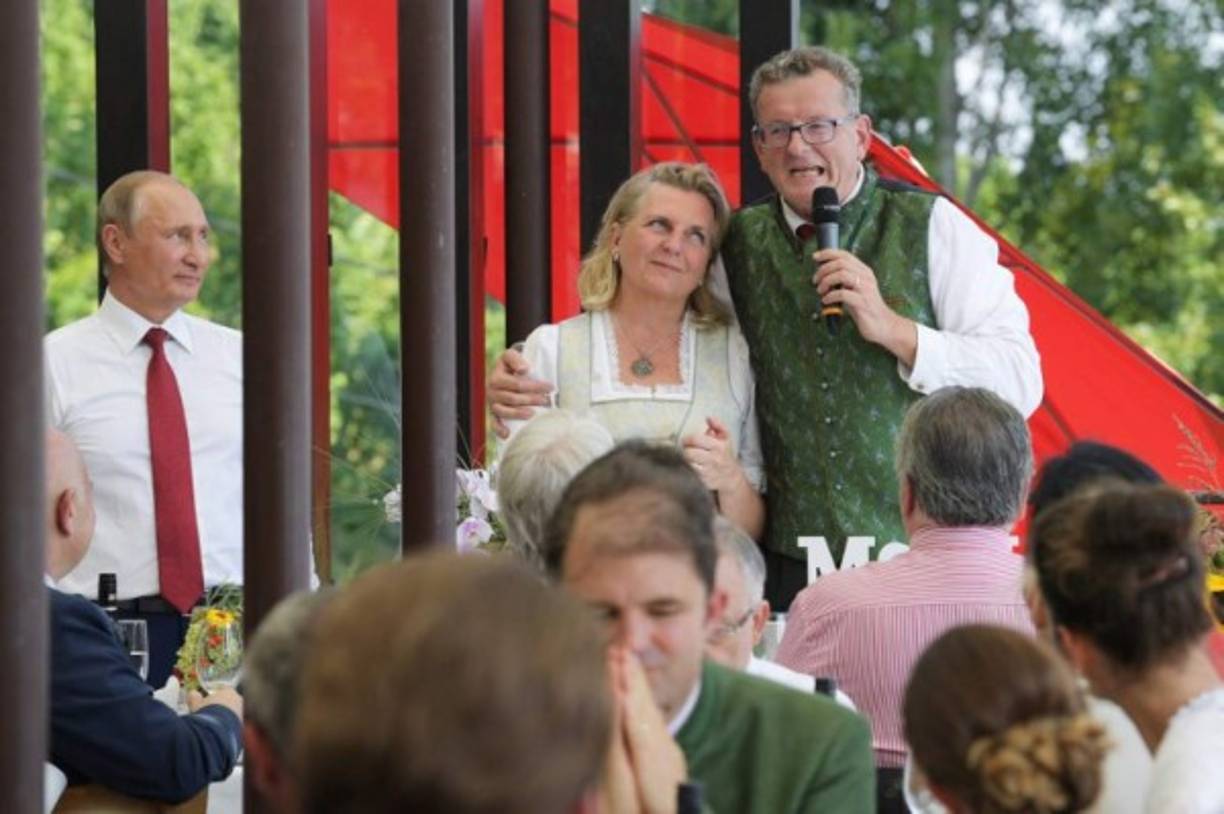 'Realmente, le deseo (a Kneissl) lo mejor para su boda, pero me hubiese gustado que por interés nacional hubiese evitado las irritaciones internacionales que lamentablemente ya ha causado por invitar al presidente ruso', declaró Andreas Schieder, portavoz del opositor Partido Socialista Austríaco (SPÖ), en un comunicado.