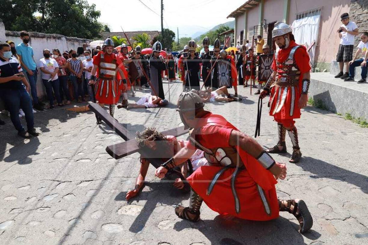 Viacrucis en Trinidad, Santa Bárbara. Fotografía: La Prensa / Melvin Cubas. 