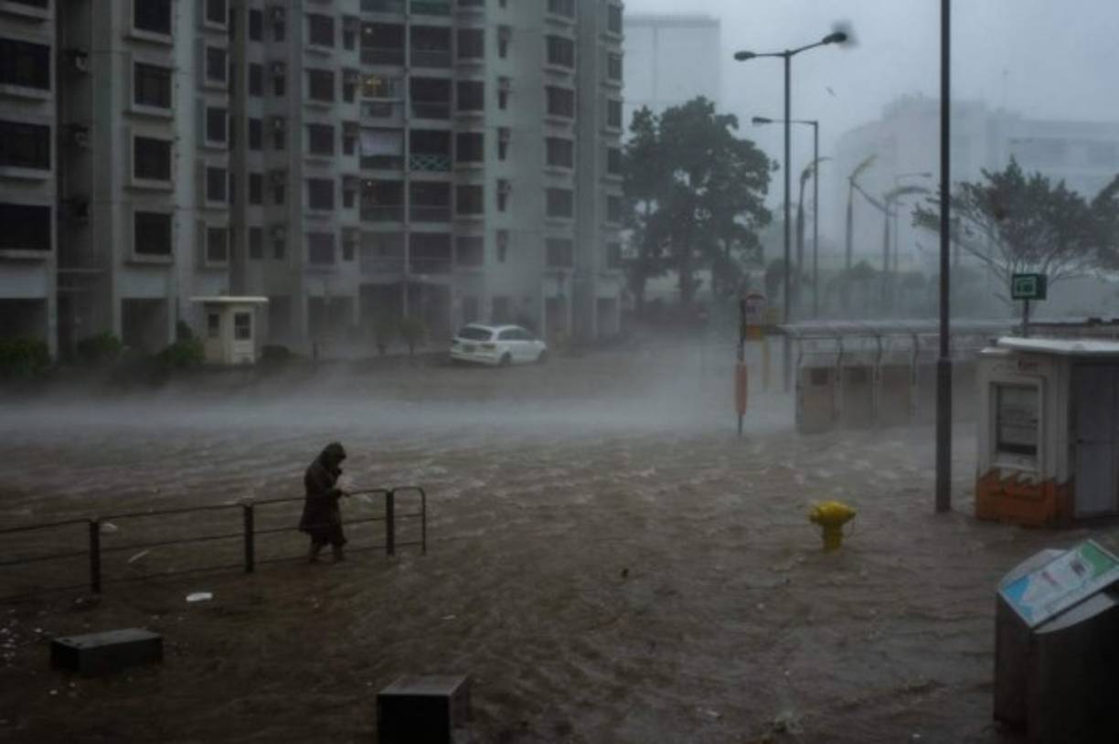 El tifón, considerado el más violento del mundo desde principios de año, azotó Hong Kong esta mañana, provocando inundaciones y corrimientos de tierra, mientras se adentraba en la China continental.