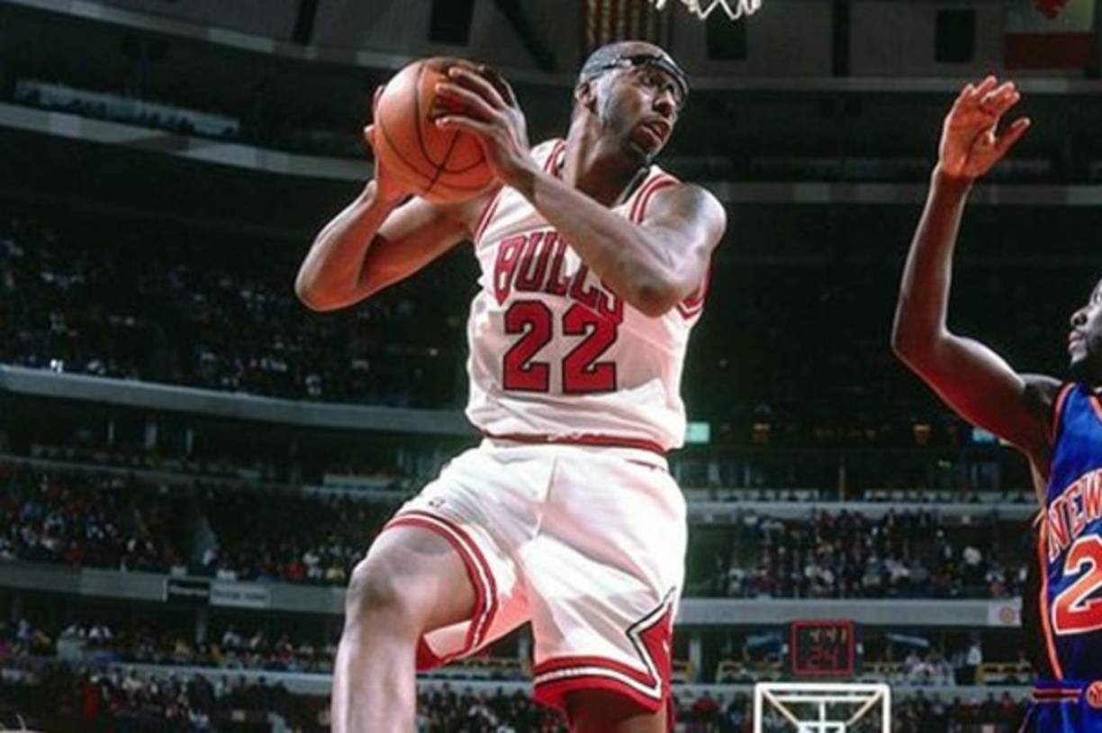 John Salley. Era un destacado jugador de los Detroit Pistons, en la liga profesional de Estados Unidos, donde las marcas por zona, las canastas de dos puntos y los relevos eran su constante.