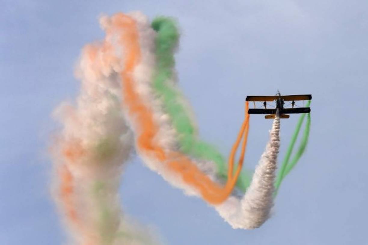Un avión confecciona la bandera de la India mientras realiza una acrobacia.