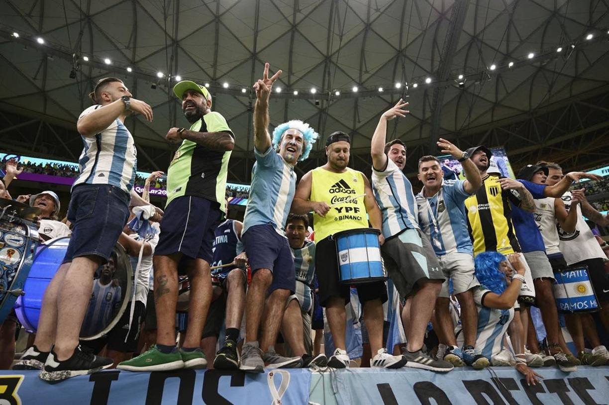 Una verdadera fiesta futbolera armaron los aficionados argentinos en el Estadio Lusail.