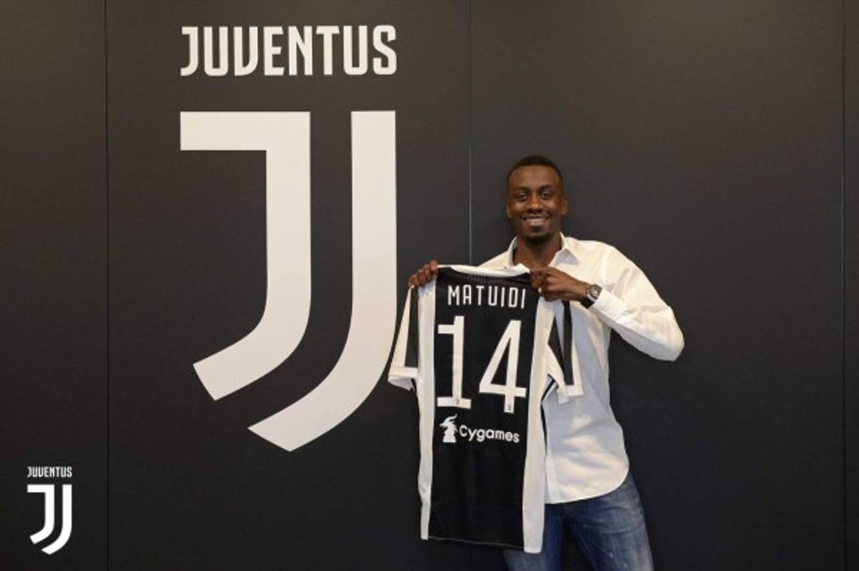 El centrocampista francés Blaise Matuidi, que lucirá el dorsal 14, ya se ha puesto la camiseta tras pasar el reconocimiento médico. Llega por 20 millones.