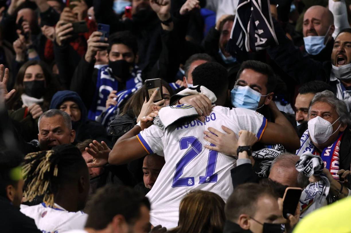 Rodrygo Goes se tiró a celebrar con la afición del Real Madrid tras el tercer gol de Benzema.