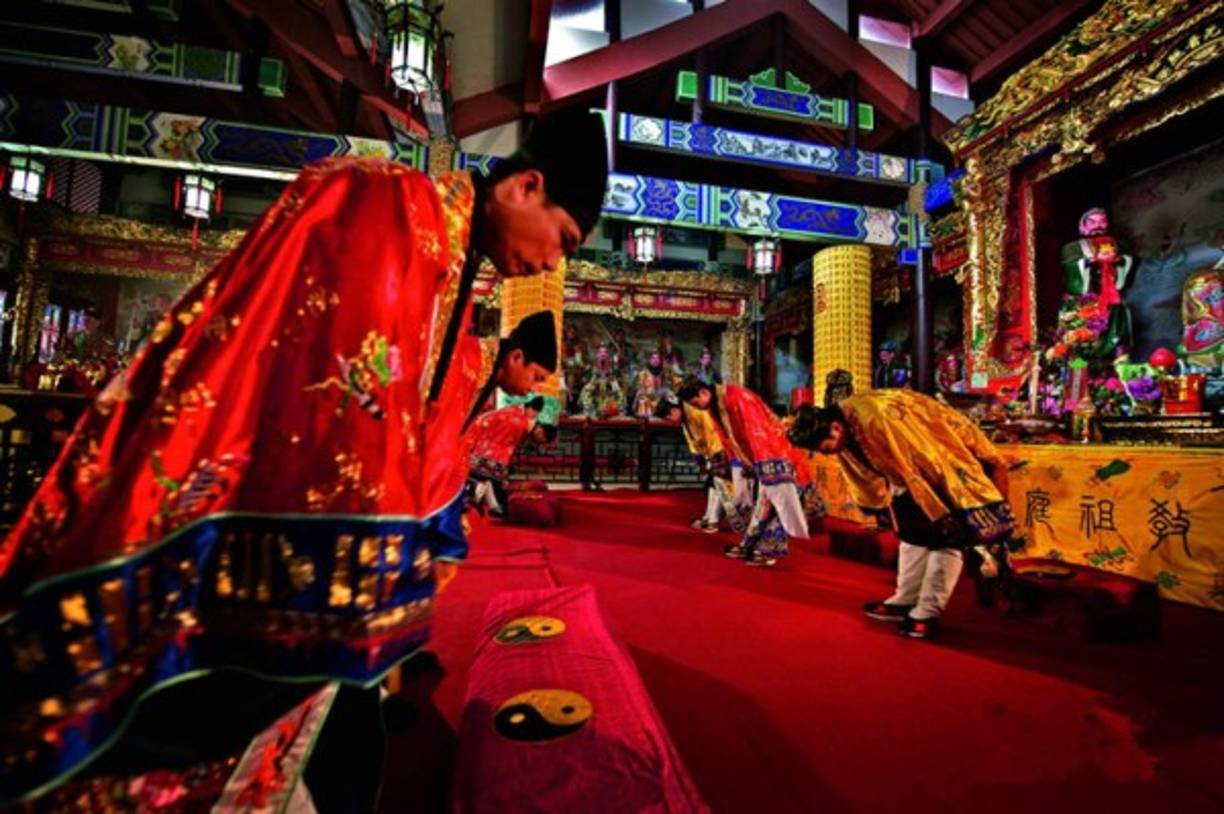 La población China mayoritariamente es budista, no celebran estos eventos, pero lo respetan, salvo un porcentaje que no supera el 1% de la población son cristianos (católicos, evangelistas, etc), y lo celebran en sus respectivas iglesias.