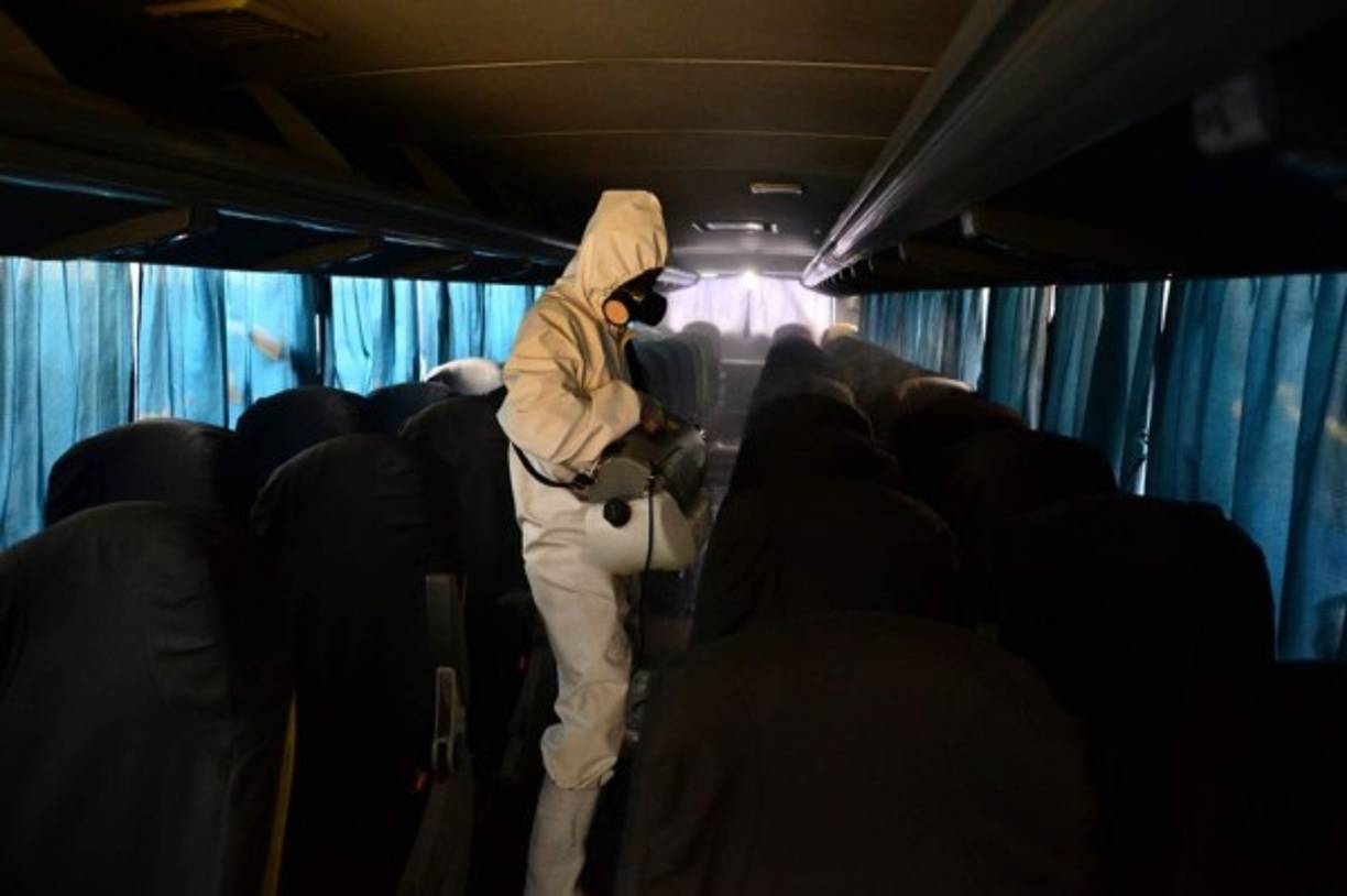 'Nuestras unidades están listas para viajar desde temprano, pero casi no están llegando pasajeros', dijo a periodistas en Tegucigalpa, en el centro del país, el ejecutivo de una de las empresas que cubre la ruta entre la capital hondureña y San Pedro Sula, en el norte, la segunda más importante.<br/><br/>Ambas ciudades, además de ser las de mayor población del país, son las que más casos de contagios con el coronavirus SARS-CoV-2 registran desde que la pandemia se comenzó a expandir, a mediados de marzo.