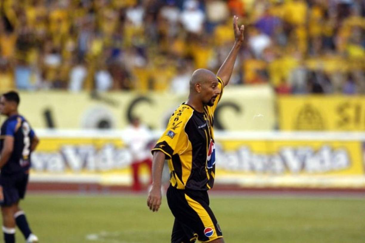 Pedrinho Santana: El brasileño es recordado por sus grandes actuaciones con el Motagua y Real España. Tiene su propia academia de fútbol.