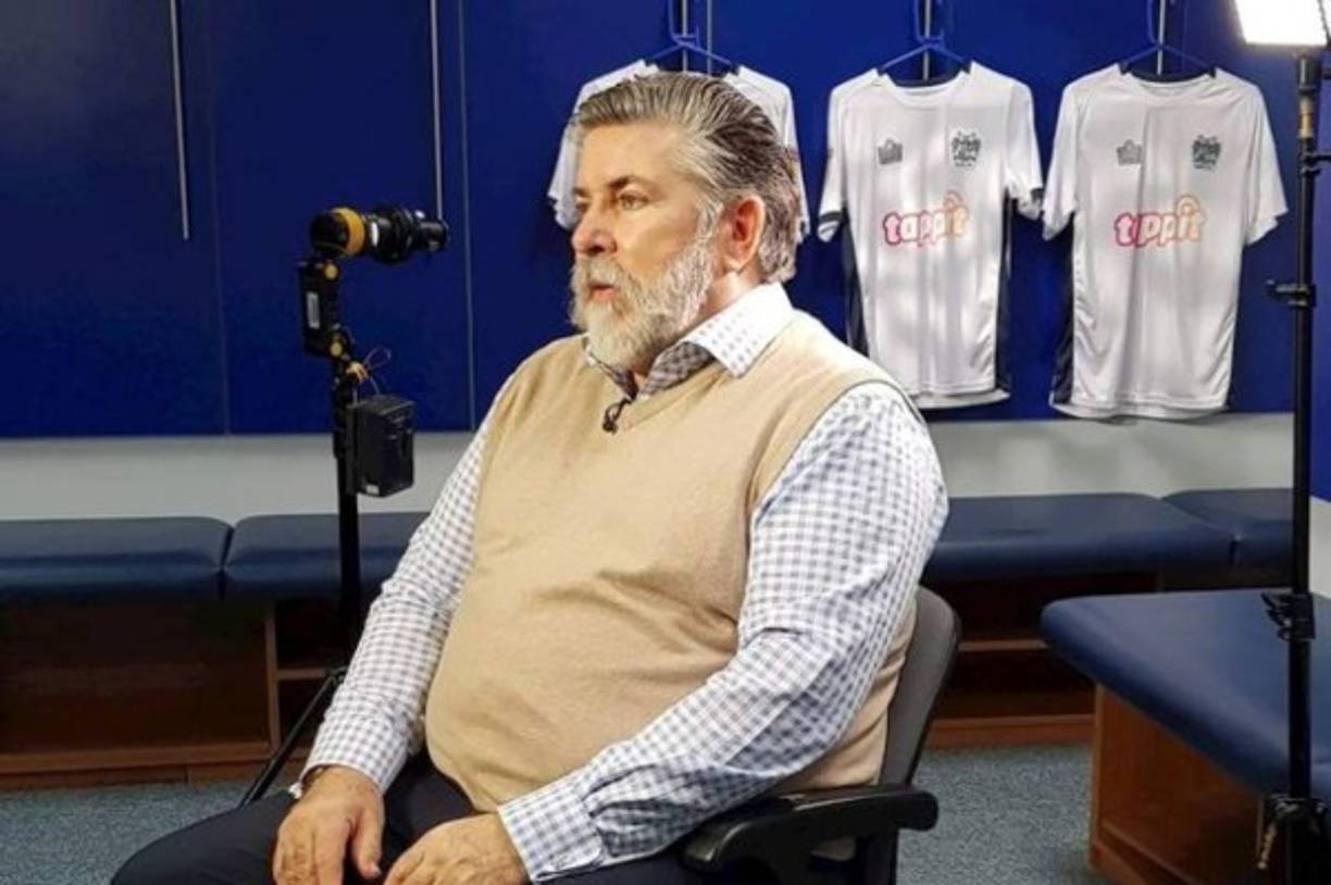 Steve Dale es el propietario y el gran señalado. El hombre de negocios compró el equipo en diciembre de 2018 por tan solo una libra esterlina. Luego de varios meses le debe dinero a los jugadores, más de tres meses de su salario, y no ha pagado los 1,5 millones de libras exigidos por la EFL para los costes de la temporada.