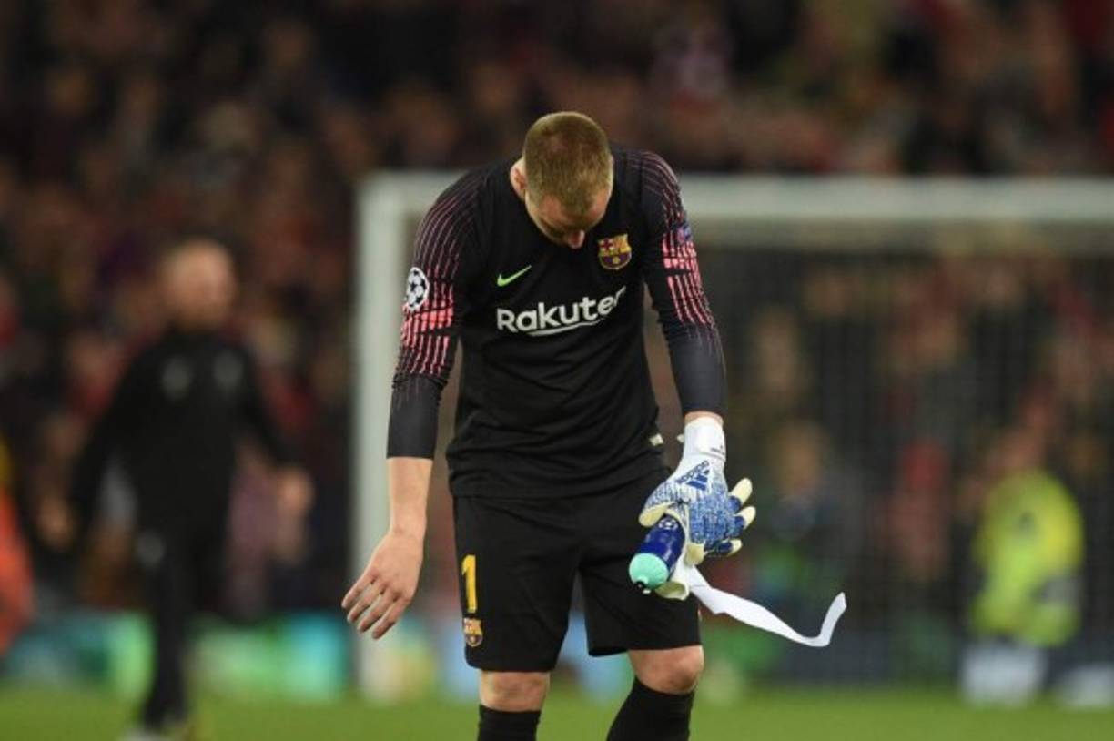 El portero Ter Stegen salió cabizbajo tras la paliza encajada en Anfield.