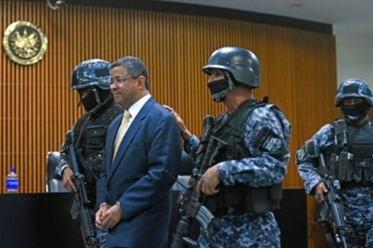 Francisco Guillermo Flores Pérez fue un político salvadoreño, Presidente de la República del 1 de junio de 1999 al 1 de junio de 2004.<br/><br/>El jueves 3 de diciembre de 2015, el ex presidente Francisco Flores fue enviado por orden del Juzgado Séptimo de Instrucción a las bartolinas de la DAN por los delitos de peculado y enriquecimiento ilícito; pero una Cámara de lo Penal revocó esa decisión, regresando al arresto domiciliario y pasando a vista pública, que es la siguiente fase del proceso penal, la cual se llevaría a cabo el 18 de enero de 2016.<br/><br/>El 24 de enero de 2016 el expresidente fue internado en el Hospital de la Mujer donde fue operado de emergencia, después de sufrir un derrame cerebral a causa de una obstrucción arterial. Los doctores le diagnosticaron un coágulo de sangre en una arteria que le inmovilizó la parte derecha del cuerpo y lo mantuvo sin respuesta a estímulos. A raíz de la obstrucción, Flores sufrió un derrame y un paro cardíaco. El expresidente permaneció en estado de coma y conectado a un respirador. Luego de estar hospitalizado durante seis días, falleció a las 21:50 del 30 de enero de 2016 a causa de un accidente cerebro vascular isquémico.<br/>