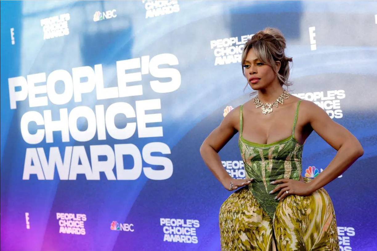 Laverne Cox también destaca entre las celebridades peor vestidas de los People’s Choice Awards 2022. 