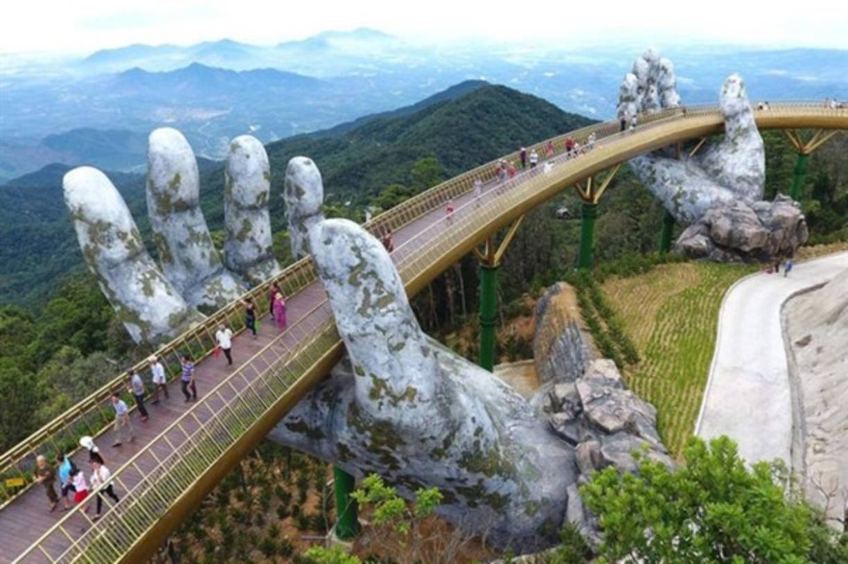 Un espectacular puente, de 150 metros de longitud, que se eleva a 1.400 metros de altitud y sostenido por dos manos gigantes se convirtió en una de las principales atracciones turísticas de Vietnam tras su inauguración en junio pasado.