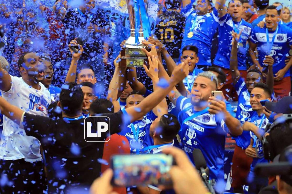 La celebración de los jugadores del Motagua con el trofeo de campeones de la Liga Nacional.