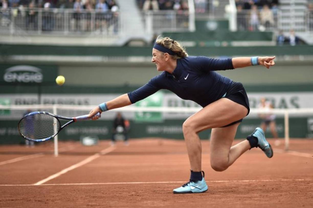 La bielorrusa Victoria Azarenka devuelve la bola a la italiana Karin Knapp durante el partido de primera ronda en el Roland Garros de Francia en París. Azarenka abandonó la cancha por lesión cuando perdía 6-3, 6-7 (6) y 4-0 contra Karin Knapp.