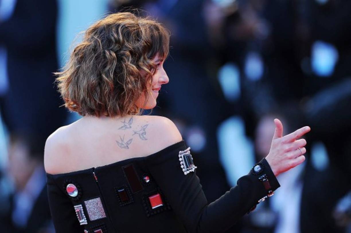 Dakota dejó ver su tatuaje de aves en su espalda.