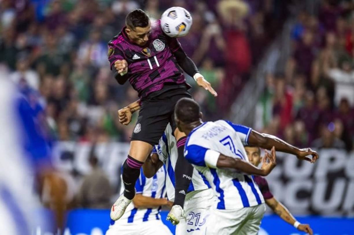 El momento exacto del cabezazo de Rogerlio Funes Mori para poner a ganar a México contra Honduras.