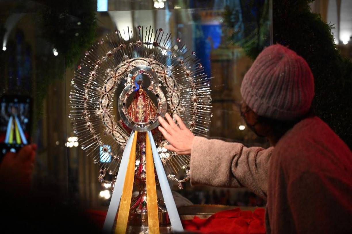 Una mujer hondureña participa en una celebración por el 277 aniversario del descubrimiento de la Virgen de Suyapa, patrona de Honduras, en la Basílica Menor de Suyapa en Tegucigalpa el 3 de febrero de 2024.