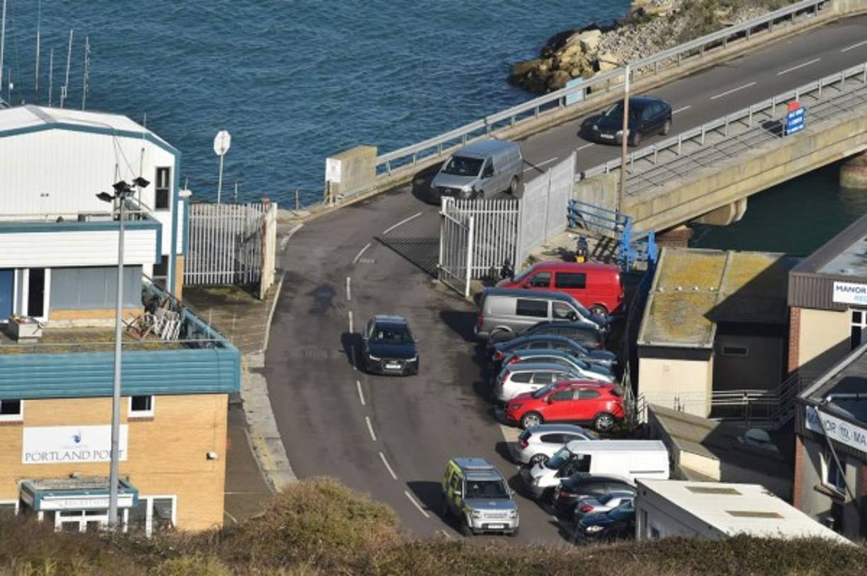 Una escolta policial acompañó a la camioneta durante el viaje.