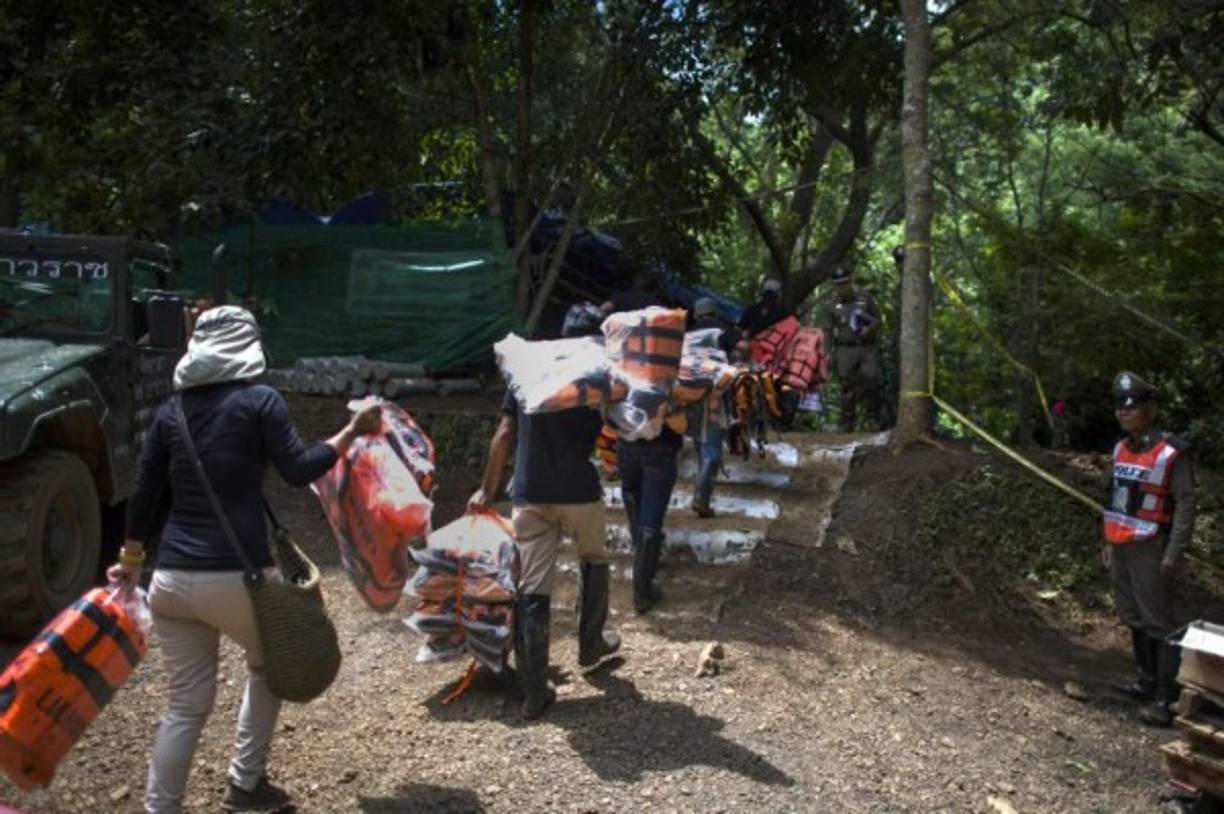 Un buzo experimentado necesita 11 horas para hacer un viaje de ida y vuelta hasta donde están los niños: seis de ida y cinco de vuelta gracias a la corriente.