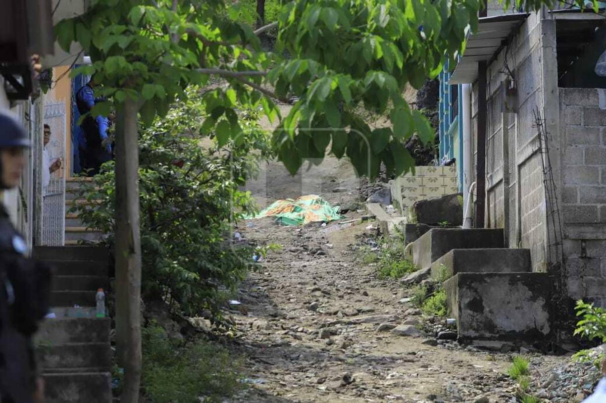 En el lugar del homicidio múltiple, quedaron los cuerpos de cuatro jóvenes, mientras que una persona fue trasladada herida a un centro asistencial, donde lamentablemente falleció. Fotografía: La Prensa. 