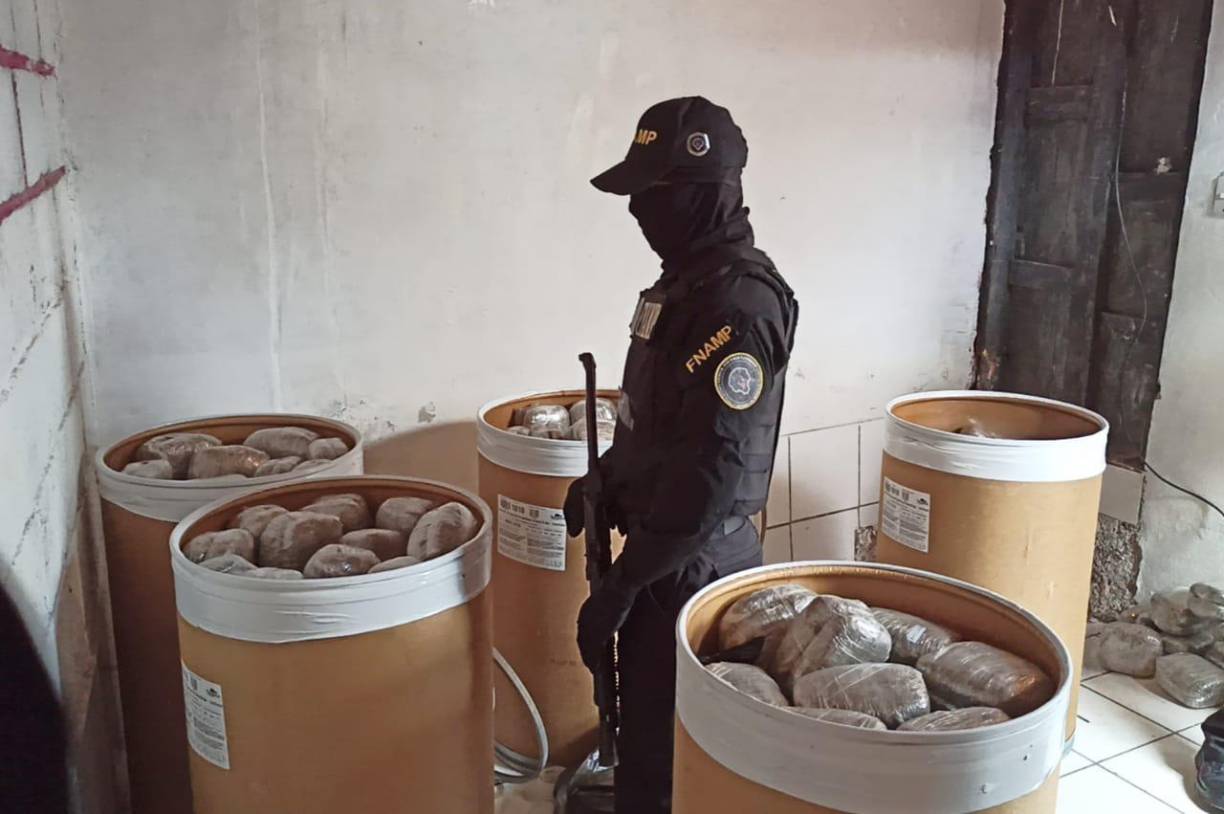 Droga en barriles hallan en centro logístico de la pandilla 18