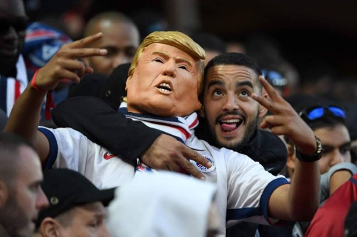La afición del PSG llegó a Londres e inclusive se acordaron del presidente Donald Trump de EUA.